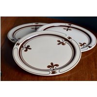 3 Grosse Rosenthal Studio Line Speiseteller, Serie "Siena Braun", Björn Wiinblad, Handbemalt, Made in Germany 3 Grosse Rosenthal Studio Line Speiseteller, Serie "Siena Braun", Björn Wiinblad, Handbemalt, Made in Germany von NellysVintageFeeling