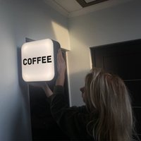 Doppelseitig Vorkragender Lichtkasten | Innen- Oder Außenhänge-Led Firmenname Leuchtschild Light Up Business Signage - Benutzerdefinierter Text, Logo von NeonCentre