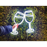 Weingläser Neonreklame, Geschenk Für Sie, 21. Geburtstagsgeschenk, Geschenkdekor, Home, Wine Gift, Glass Wall Art, Home Bar Decor Gift von NeonOnShop