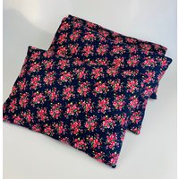 Handgemachtes Blumenkissen Dunkelblau Piillow Rustikales Baumwollkissen Mit Blumen Lumbar Kissen von NeoneleHome