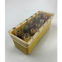 Vintage Fadenbox Halter Für 12 Spulen Mit Buntem Faden Inklusive Kunststoff Näh Aufbewahrung Made in Ussr 1970Er Jahre von NeoneleHome