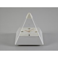 Neu in Box "89 Vintage Tochigi Tokei Plastik Pyramidenuhr Von Hidekatsu Nomizu Postmoderne Memphis Design Uhr von NeospaceObjects