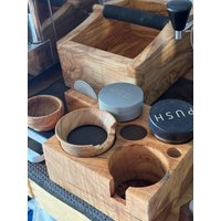 All in One Coffee Barista Ständer Halter Für Bottomless/Auslauf Portafilter 58 Mm 54 51 Größen Walnuss Olivenholz Eichenholz von NepoCoffee