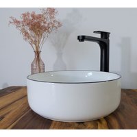 Edles Design Keramikwaschbecken Weiß Schwarzer Rand Rund 36cm Aufsatz Waschbecken Waschtisch Edles Design Keramikwaschbecken Weiß Schwarzer Rand Rund 36cm Aufsatz Waschbecken Waschtisch von NeroVintageDesign