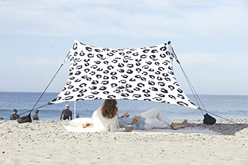 Neso Strandzelt mit Sandanker, tragbarer Sonnenschutz, 2,1 x 2,1 m, patentierte verstärkte Ecken (Regenbogenfarben) (Leopard) von Neso