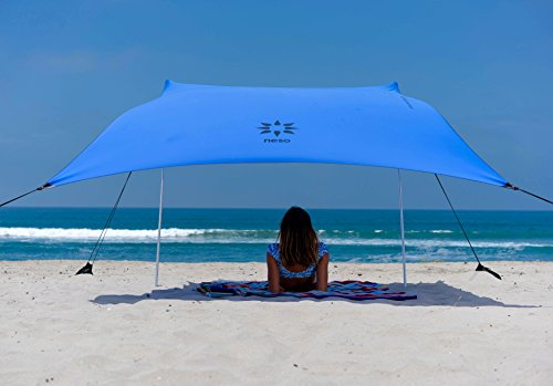 Neso Strandzelt mit Sandanker, tragbares Sonnendach - 2,08 m x 2,03 m – Patentierte mit verstärkten Ecken zur Stabilisierung (Immergrün Blau) von Neso