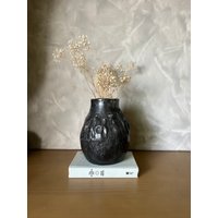 Rustikaler Krug 20 cm Hoch, Wabi-Sabi Schwarze Vase, Artisan Hand Finish Graue Verwitterte Keramikkrug von NesrineDesign