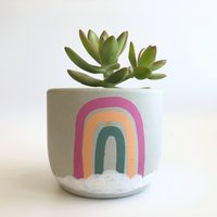 Regenbogen-Übertopf - Handbemalter Blumentopf Aus Beton, Sukkulenten-Übertopf Mit Drainage Oder Ohne Für Ihr Modernes Wohndekor, Regenbogen-Dekor Regenbogen-Übertopf - Handbemalter Blumentopf Aus Beton, Sukkulenten-Übertopf Mit Drainage Oder Ohne Für Ihr Modernes Wohndekor, Regenbogen-Dekor von NestAndDenGoods