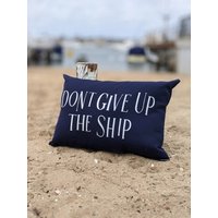 Dont Give Up The Ship Kissen von NestaHome