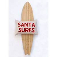 Santa Surfs - Red & Tan Weihnachtskissen Küstenweihnachten von NestaHome