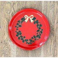 Vintage Lacquerware Weihnachtsrundes Rotes Serviertablett 13 "Gold Holiday Bow & Holly Beeren Made in Japan von NestingwithNoel
