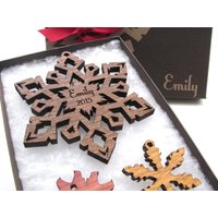 Personalisierte Weihnachtsverzierung Hölzerne Schneeflocke Von Nestled Pines. Passen Sie Ihr Weihnachten An von NestledPineWoodworks