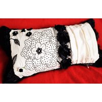 L'odile Ist Ein Handgefertigtes Elfenbein Und Schwarz Bestickt Seide Boudoir Kissen von NettiesFrills