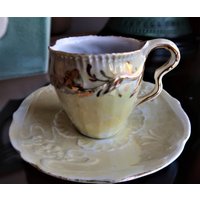 Antike Gekräuschte Demitasse Tasse Und Untertasse in Glanzgeschirr Mit Handbemalten Gold Blumenmuster von Netty805