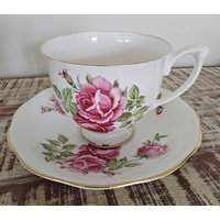 Queen Anne Fuß Teetasse Und Untertasse, Florale in Gold Getrimmt von Netty805