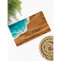 Hochzeitsgeschenk Personalisiert - Servierbrett Aus Olivenholz, Ca. 25-30x15 cm Geschenk Mit Gravur Rustikales Olivenholz Frühstücksbret von NeuHausDE