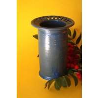 Blumenvase Aus Keramik Schmale Gerade Form Blau-Grüne Glasur Mit Durchbrochenen Muster Am Vasenrand Blumenvase Aus Keramik Schmale Gerade Form Blau-Grüne Glasur Mit Durchbrochenen Muster Am Vasenrand von NeutonKeramik