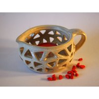Keramikkrügchen Teelichtkrügchen Mit Ausgeschnittenem Dreiecksmuster Keramikkrügchen Teelichtkrügchen Mit Ausgeschnittenem Dreiecksmuster von NeutonKeramik