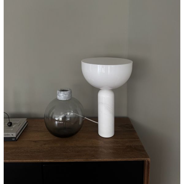 Kizu Tischlampe aus weißem Marmor, New Works Kizu Tischlampe aus weißem Marmor, New Works von New Works