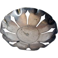 Vintage Versilbertes Metall Serviertablett, Candy Dish, Schmuckhalter von NewLifeForEverything