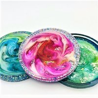 Untersetzer-Resin Untersetzer-Drinkware-Home Decor-Geschenke-Swirl Design-Pink, Blau Und Grün. Silber Glitter Zurück von NewMoonVision