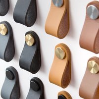 Ledergriff Lederschlaufe Für Kommode/Möbelgriff Türfronten Und Schubladenfronten in 4 Lederfarben 3 Knopffarben von NewSwedishDesign