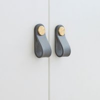 Ledergriff Lederschlaufe Für Schranktüren/Möbelgriff in 4 Farben 3 Knopffarben Türgriffe Aus Leder Made Germany von NewSwedishDesign