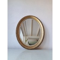 Ovaler Vintage-Goldspiegel Aus Holz, 1970Er Jahre Ovaler Vintage-Goldspiegel Aus Holz, 1970Er Jahre von NewTimesFinds