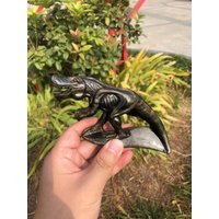 Goldene Obsidian-Dinosaurier-Schnitzerei | Einzigartiges Geschenk Für Kinder Und Frauen Chakren-Kristall Kristallheilung, Tyrannosaurus von NewVisionofCrystal