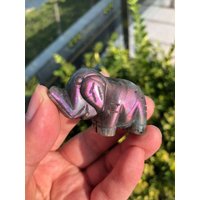 Lila Labradorit-Elefant-Schnitzerei Mit Lila Blitz | Handgeschnitzte Heilkristalltiere Einzigartiges Geschenk Für Sie Nr. 1 von NewVisionofCrystal