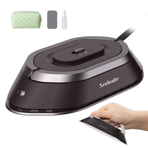 Newbealer Mini Reisebügeleisen mit Universalspannung -100-240V, Kompaktes Bügeleisen für Kleidung (kein Dampf), Keramikfläche, 150 °C Heißpress mit Sprühflasche, Beutel und Silikonständer, braun von Newbealer