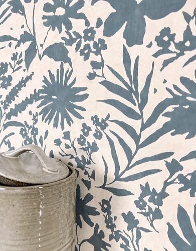 Newroom Tapete Blau Vliestapete Blumen - Mustertapete Floral Taubenblau Hellgrau Blüten Blätter Blumentapete Romantisch Natur Textilstruktur inkl. Tapezier-Ratgeber von Newroom