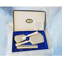 Boxed Vintage Addis 3 Stück Gold Vanity Set Mit Einer Attraktiven Gold Bestickten Floral Gemusterten Faszie, Spiegel, Haarbürste Und Kamm von NewtoUEmporium