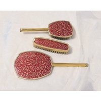 Vintage 3-Teiliges Goldenes Eitelkeits-Set, Verziert Mit Einem Attraktiven Rot-Gold Bestickten Blumendesign, Spiegel, Kleiderbürste & Haarbürste von NewtoUEmporium