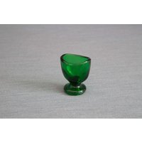 Schapsglas, Original Vintage, Glashütten-Fertigung, Grünes Pressglas, 10 Ml, Miniatur Vase Schapsglas, Original Vintage, Glashütten-Fertigung, Grünes Pressglas, 10 Ml, Miniatur Vase von NiDAesclusivo