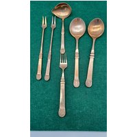 Gallo Medici Bronze Besteck Vorlegebesteck 6 Teile, Vorlegelöffel, Soßenlöffel, Fleischgabeln, Messingbesteck Gallo Medici Bronze Besteck Vorlegebesteck 6 Teile, Vorlegelöffel, Soßenlöffel, Fleischgabeln, Messingbesteck von NiceOffice