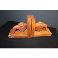 Mid Century Buchstützen Aus Holz in Form Von Zwei Bisons Mid Century Buchstützen Aus Holz in Form Von Zwei Bisons von NiceOffice