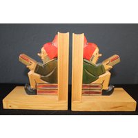 Seltenes Paar Mid Century Buchstützen in Form Von Zwei Lesenden Zwergen Seltenes Paar Mid Century Buchstützen in Form Von Zwei Lesenden Zwergen von NiceOffice