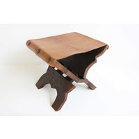Brutalist Mid Century Rustikaler Sitz Klapphocker Handgeschnitztes Holz Ledersitz Große Nagelköpfe X Rahmenbasis Vintage Ottomane Fußschemel von NiceOldFinds