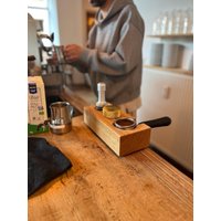 Tamperstation Aus Eiche Für Siebträgermaschine - Handgemachte Espresso Station Barista Zubehör Holz Rutschfest Geschenk Kaffeelieb von NicenailsWoodwork