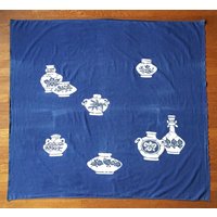 Vintage Indigo Und Weiße Baumwolle Bedruckte Vasen Tischdecke Oder Vorhang Vintage Indigo Und Weiße Baumwolle Bedruckte Vasen Tischdecke Oder Vorhang von Nichetique