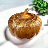 Personalisierte Kürbis Deko Mit Epoxidharz-Deckel | Halloween Teelichthalter & Herbst Kerze Handgemachtes Licht Für Herbstdeko Personalisierte Kürbis Deko Mit Epoxidharz-Deckel | Halloween Teelichthalter & Herbst Kerze Handgemachtes Licht Für Herbstdeko von NicisResinunikate