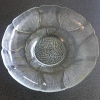 "Vintage 12 "Runde Schüssel Fleur Arcoroc France, Klare, Angehobene Blütenblattblätter, Vintage France Sonnenblumenschale." "Vintage 12 "Runde Schüssel Fleur Arcoroc France, Klare, Angehobene Blütenblattblätter, Vintage France Sonnenblumenschale." von NickleCity