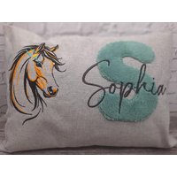 Personalisiertes Pferdekissen 30x40 Pferdekopf Name & Initial Canvas Grau Geschenk Reiterin Pferdefan Handgemacht Personalisiertes Pferdekissen 30x40 Pferdekopf Name & Initial Canvas Grau Geschenk Reiterin Pferdefan Handgemacht von NickysNaehtischchen
