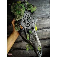 Gravierte Hirschschädel-Kunst Moos, Onyx & Tigerauge Steinverzierung von NicoleBartkowiak