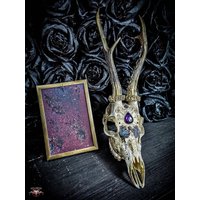 Gemacht Um Echte Reh Schädel Bock in Goldenen Rahmen, Amethyst Stein Cabochon Rosa Violett Blau Golden Gealtert Effekt Aquarell Blumen von NicoleBartkowiak