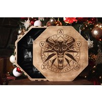 Witcher Whisky Gläser Set Geschenk Personalisiertes Weihnachtsgeschenk Dekanter Trauzeuge Geburtstagsgeschenk Für Freund Einzigartige von NicoleDesignCrafts