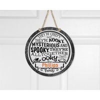 Personalisiertes Halloween-Schild Gruseliger Familienname Türschild von NightandDayCreationz