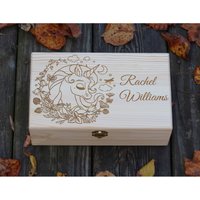 Personalisierte Gravierte Einhorn-Box, Blumenmädchen-Geschenk-Box, Weihnachtsgeschenke Für Mädchen, Schmuckschatulle, Mädchen-Andenken-Box von NightingaleWorksArt