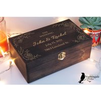 Personalisierte Gravierte Hochzeitsbox, Benutzerdefinierte Jahrestagsbox, Hochzeitsgeschenk, Hochzeitskartenbox, Erinnerungsbox Aus Holz von NightingaleWorksArt